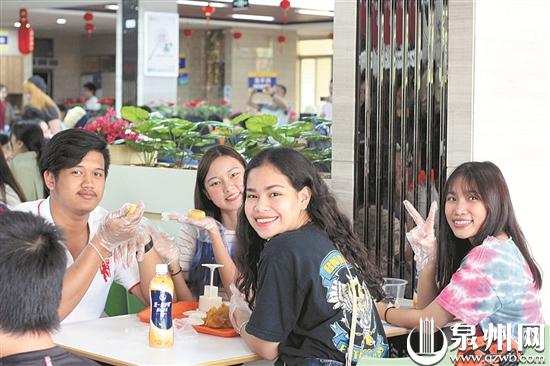 境外生体验制作月饼 