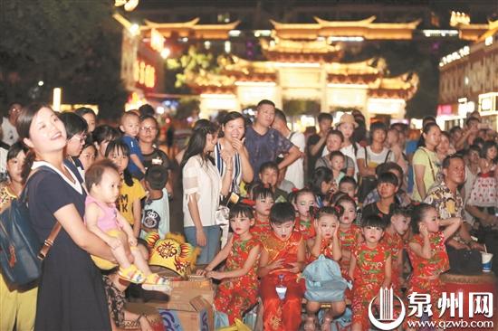 丰富多彩的文艺演出吸引众多市民游客  