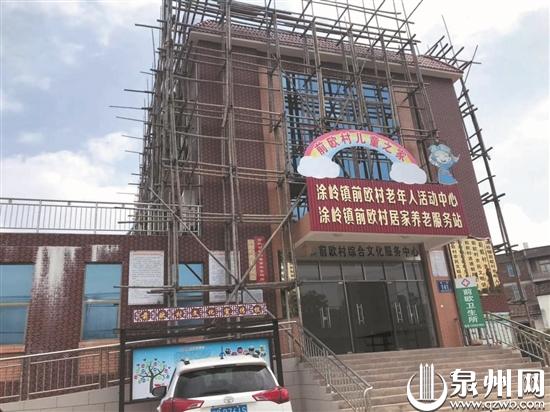 联合宗祠内摆着七张供桌，表示七个姓氏共同使用。