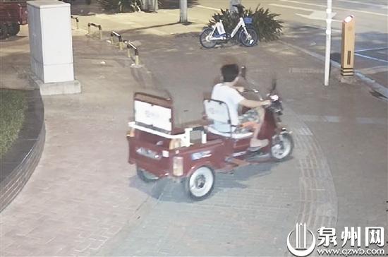 苏某顺走三轮车后离开  