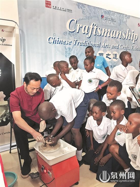 非洲友人对瓷艺充满兴趣   