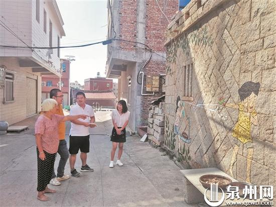 洪阿婆看着自家古厝外墙上的墙绘，高兴不已。