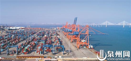 石湖作业区集装箱吞吐量保持稳步增长，日前单日吞吐量首次达到8649标准箱，创下开港新高。 
