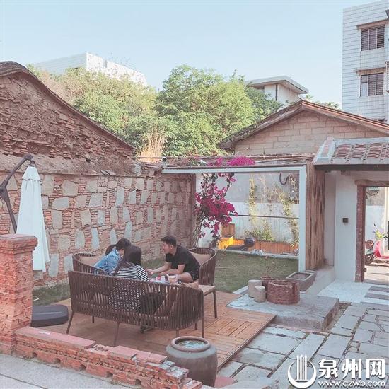 游客相聚在一起，分享旅游的收获。