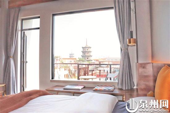 透过房间的大窗户，东西塔就在眼前。