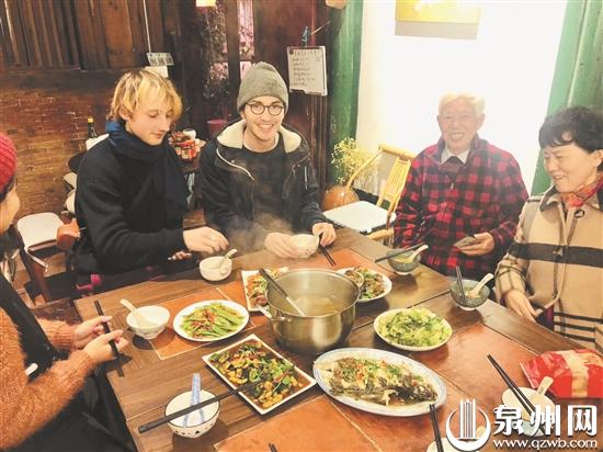 游客在民宿内学习闽南文化   