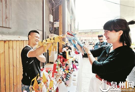 泉州木偶引发游人浓厚兴趣（林劲峰 摄）