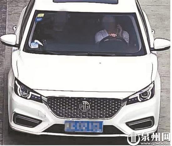 白色小车司机开车使用手机被抓拍 白色小车司机开车使用手机被抓拍