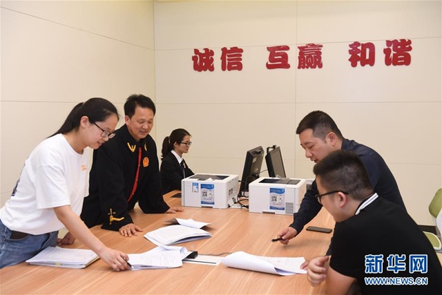 国家税务总局泉州市税务局丰泽街办税服务厅的工作人员在新办企业服务窗口为纳税人办理业务(2018年9月13日摄) 国家税务总局泉州市税务局丰泽街办税服务厅的工作人员在新办企业服务窗口为纳税人办理业务(2018年9月13日摄)