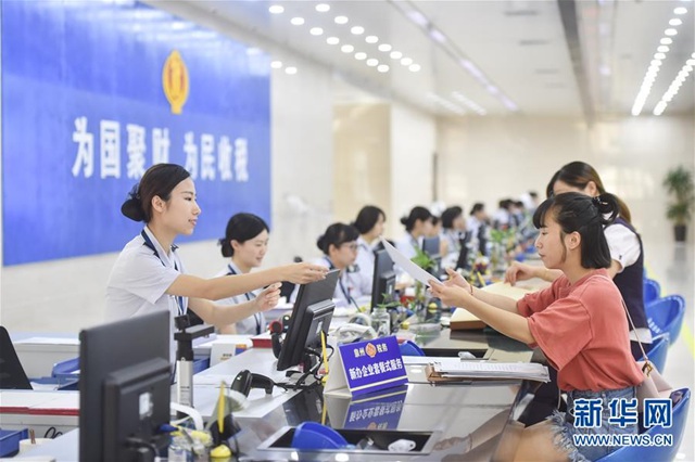 在广西贺州市钟山县清塘镇榕水社区公共服务中心,村民在办理相关事项(2013年6月6日摄)。 在广西贺州市钟山县清塘镇榕水社区公共服务中心,村民在办理相关事项(2013年6月6日摄)。