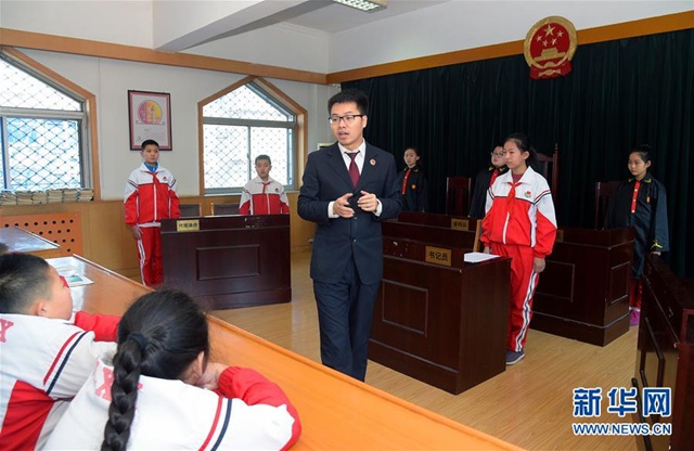 在河北省石家庄市建胜路小学举办的校园模拟法庭现场,石家庄市桥西区检察院检察官为学生们讲解庭审程序 在河北省石家庄市建胜路小学举办的校园模拟法庭现场,石家庄市桥西区检察院检察官为学生们讲解庭审程序