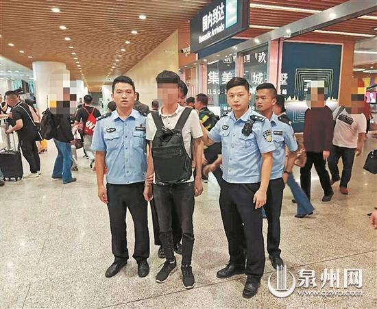 警方在厦门机场抓获黄某  