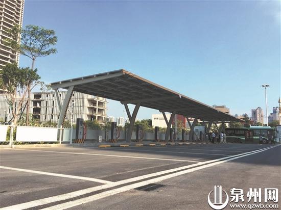 充电站屋顶采用光伏雨棚，能将太阳光辐射直接转换为电能并储存使用。  