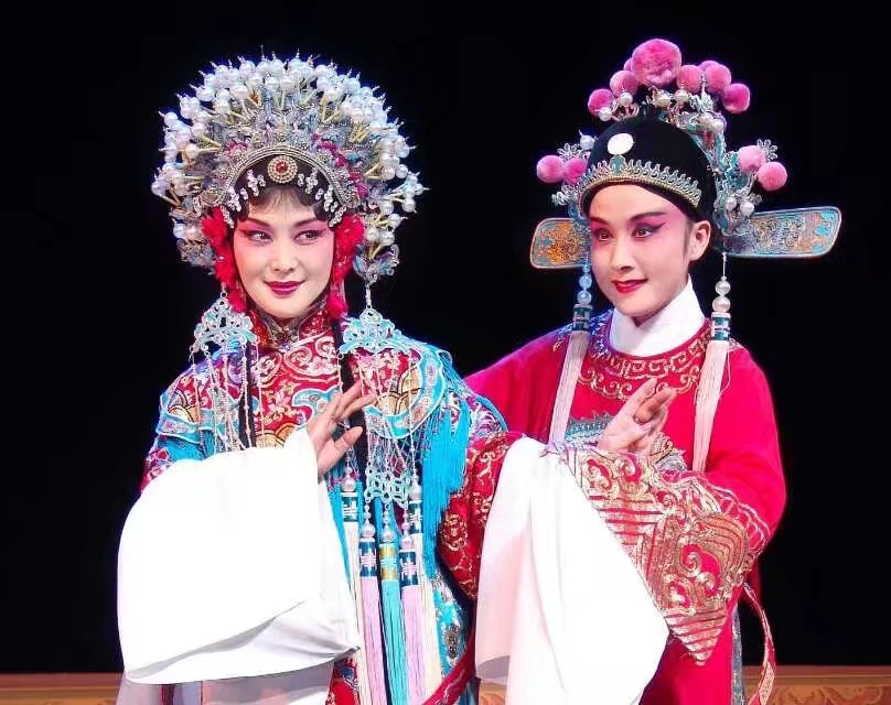 《女驸马》由传统剧《双救主》基础上改编而成,是著名艺术家严凤英