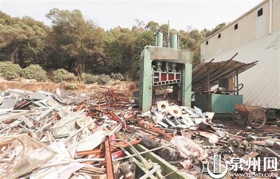 这台铁件压块机工作时会发出刺耳的噪声   