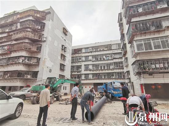 广益新村内，施工队正在破除路面。   