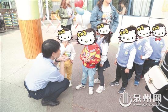 民警对“被拐”的小孩进行耐心教育   