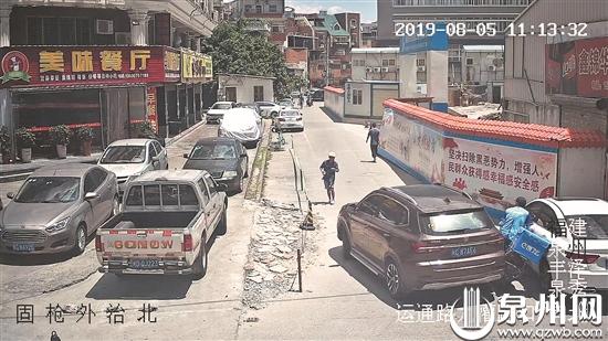 嫌疑车(画圈处)一路逃窜,最终被民警抓获。(资料图片) 嫌疑车(画圈处)一路逃窜,最终被民警抓获。(资料图片)