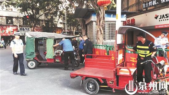 执法人员暂扣了多辆改装的三轮车 执法人员暂扣了多辆改装的三轮车