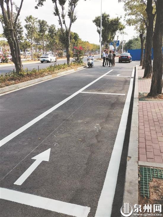 相关部门在南环路施划停车位缓解停车难题 相关部门在南环路施划停车位缓解停车难题