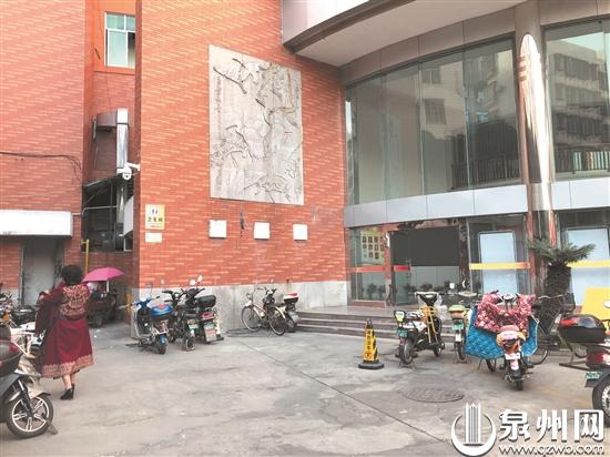 市老年大学的卫生间指示牌比较显眼 市老年大学的卫生间指示牌比较显眼