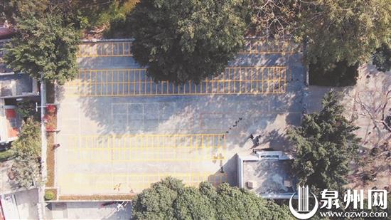 改造后的停车场能停放200辆以上非机动车