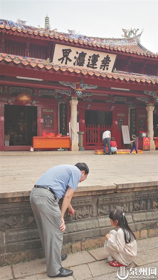 洪泓(左)乐当古城讲解员,传播古城文化。