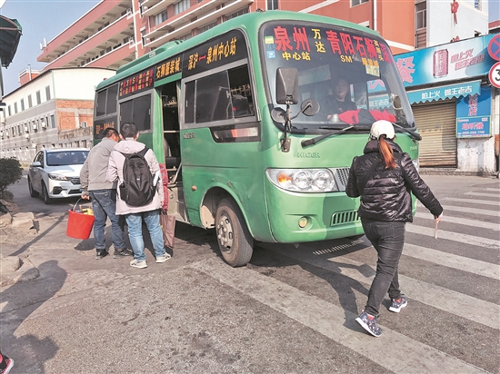 客车在站外违规上客