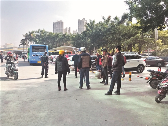 聚集在客运中心站的“拉客仔”