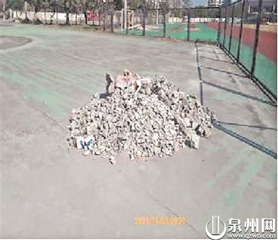 海峡体育中心广场建筑垃圾堆积