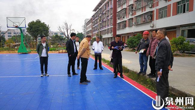 观察团观察社区卫生情况