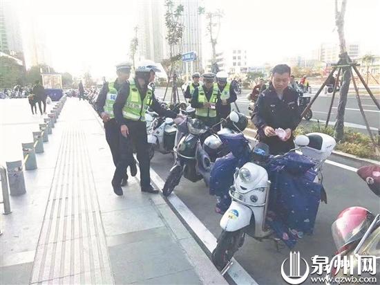 交警对违停车辆粘贴“温馨提示”