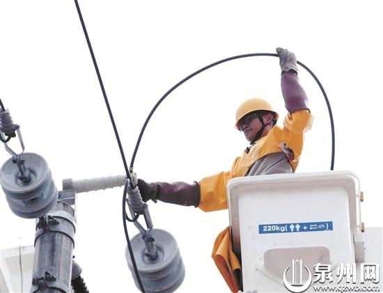 许福忠在高空中带电作业