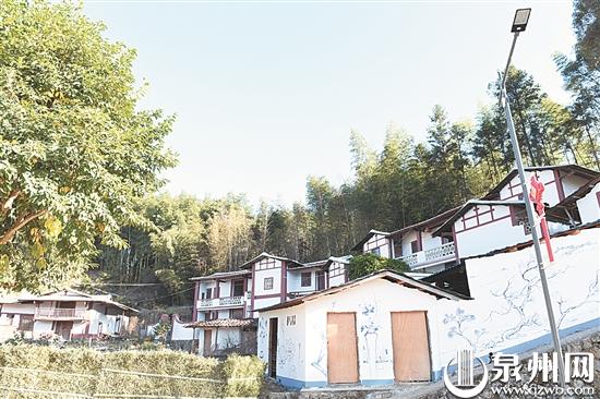 高阳村破旧的房屋已修缮并加上青花元素 （李宏图 摄）