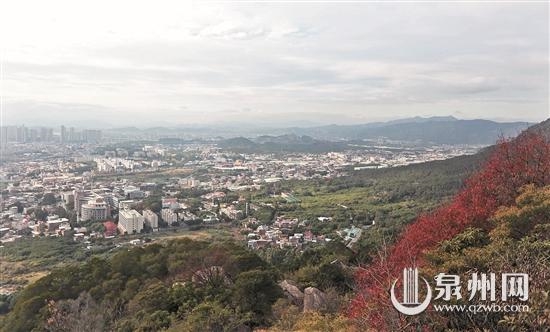 从清源山俯瞰，市区上空盖着薄薄的云层