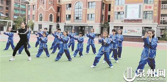 丰泽区第五实验小学的小演员们演出前认真排练（学校供图）