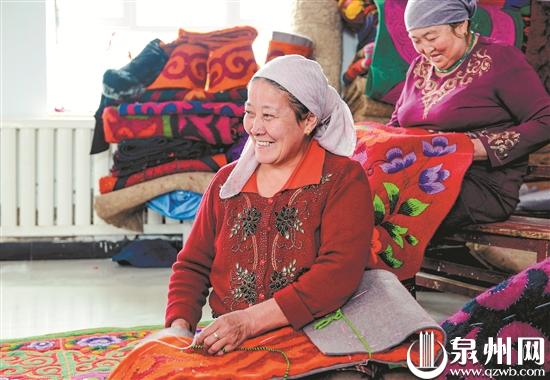 在泉州援疆项目—庙尔沟乡民族手工刺绣示范基地里，牧民正在制作传统刺绣工艺品。