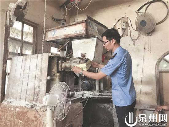 执法人员检查食品作坊