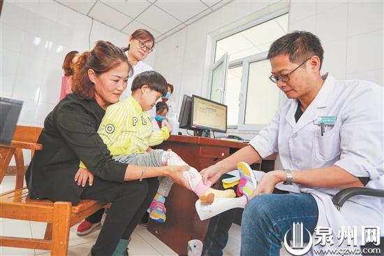 泉州援疆医生林江游在为新疆的小患者刘欣雨试穿矫正鞋