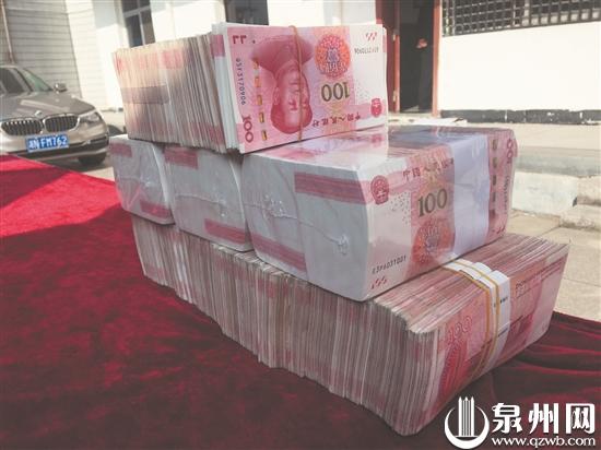 警方查获的部分现金及豪车