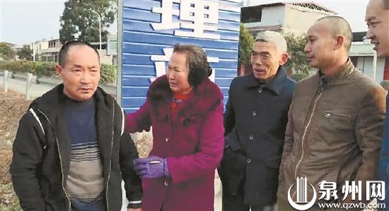见到失联25年的弟弟李林红（左一），李淑红喜极而泣。