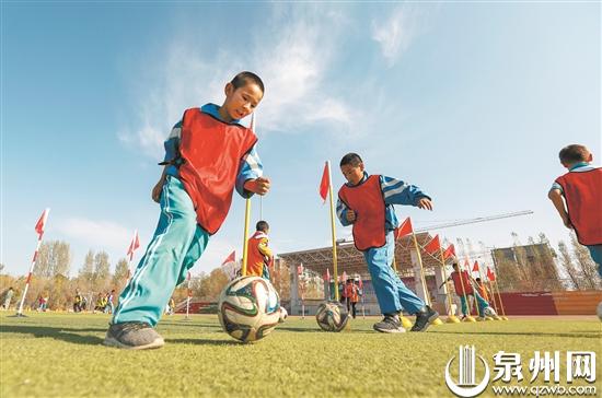 泉州企业为阿什里乡中心学校的孩子们提供了足球训练的鞋服等装备