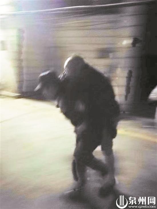 两位警员火场救人（资料图片）