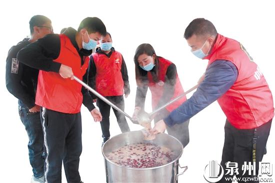 志愿者将腊八粥打包装碗 志愿者将腊八粥打包装碗