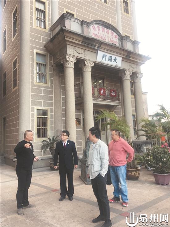 鲤城区检察院干警走访辖区内古迹，了解文物保护情况。