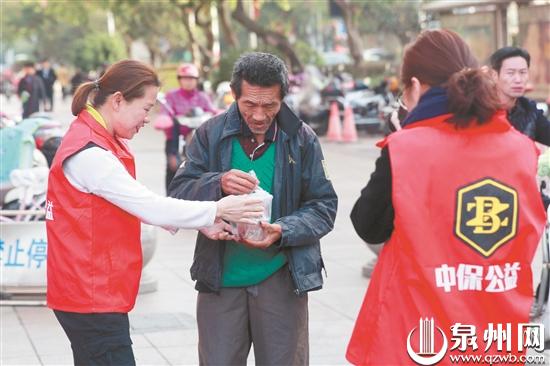 热乎乎的腊八粥深受市民欢迎 热乎乎的腊八粥深受市民欢迎