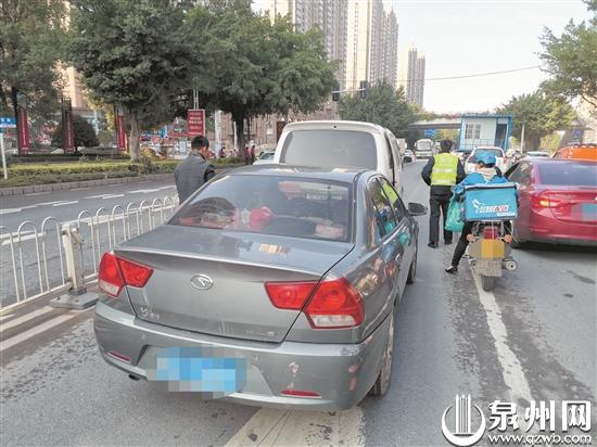 醉驾上路，男子竟“瞄准”了警车撞上去？安溪交警大队民警在巡逻时警车被追尾，肇事司机满身酒气，呼气酒精测试数值124.9mg/100ml，涉嫌醉酒驾驶机动车。目前，该案还在调查处理中。