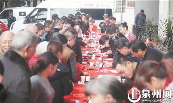 党报送春联活动此前已连续举办了13届,成为一个文化惠民的服务品牌。(陈小阳 摄) 党报送春联活动此前已连续举办了13届,成为一个文化惠民的服务品牌。(陈小阳 摄)