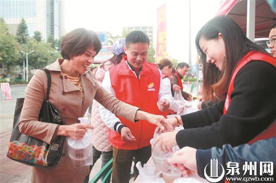 热乎乎的腊八粥深受市民欢迎 热乎乎的腊八粥深受市民欢迎