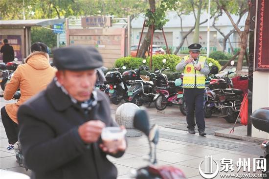 热乎乎的腊八粥深受市民欢迎 热乎乎的腊八粥深受市民欢迎